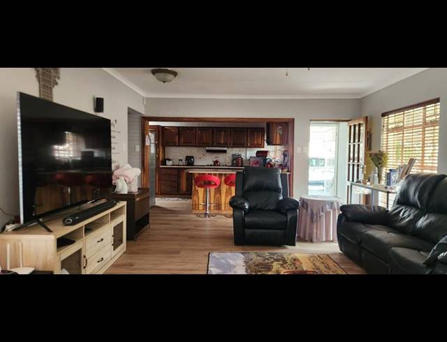 3 BEDROOM HOUSE FOR SALE IN SECUNDA CENTRAL